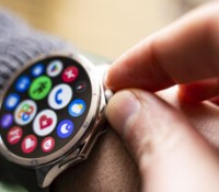 La OnePlus Watch 3 profite d'une couronne rotative // Source : Chloé Pertuis