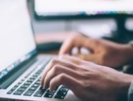 laptop-clavier-mains-ordinateur